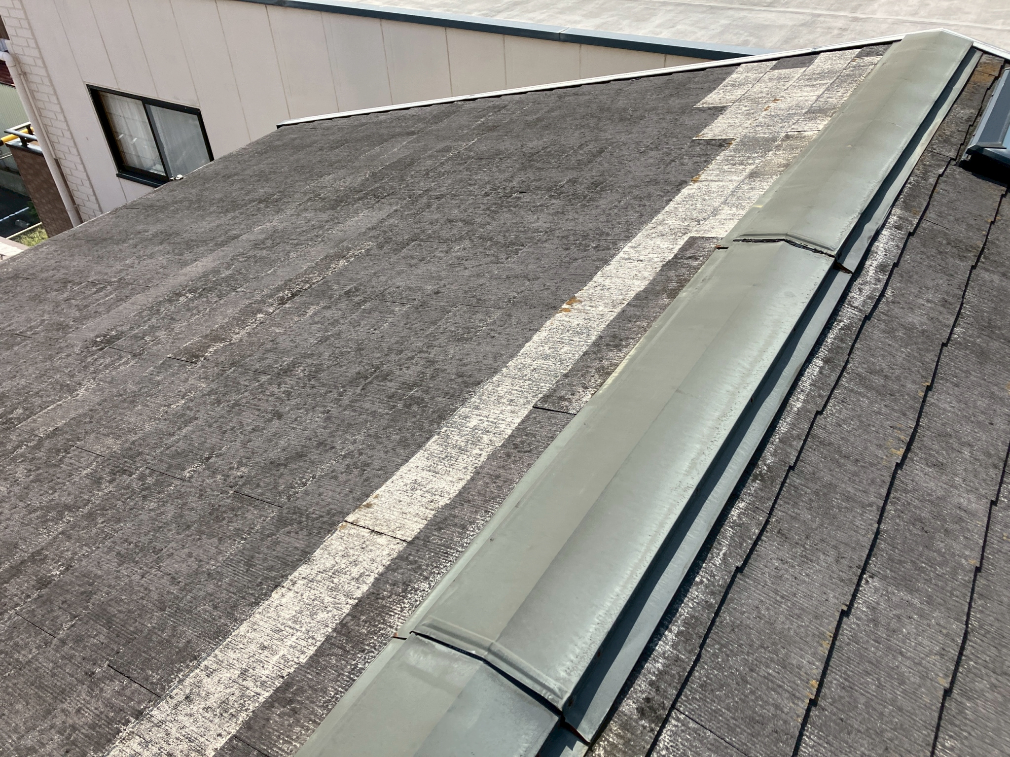 スレート屋根の棟板金